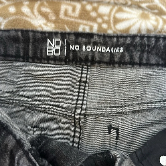 NO BOUNDAIRES HIGH RISE MOM JEANS " FUN DECALS" SIZE 11 - Picture 4 of 9